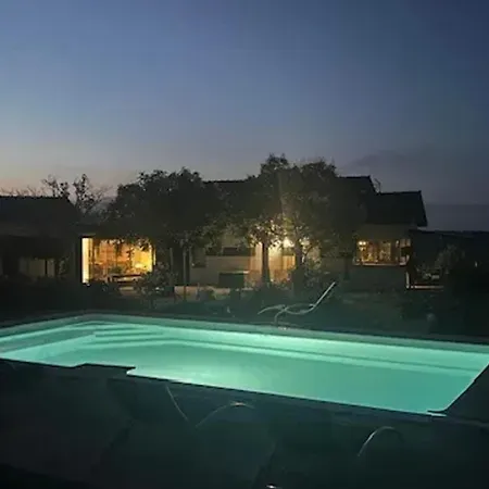 Villa Spacieuse Avec Piscine Au Milieu Des Vignes *