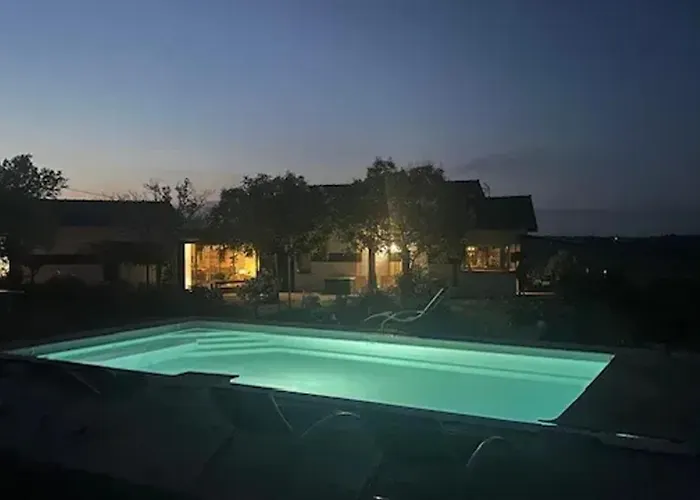 Villa Spacieuse Avec Piscine Au Milieu Des Vignes *